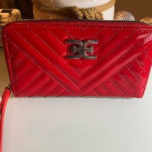 Red patent leather zipped wallet with wristlet